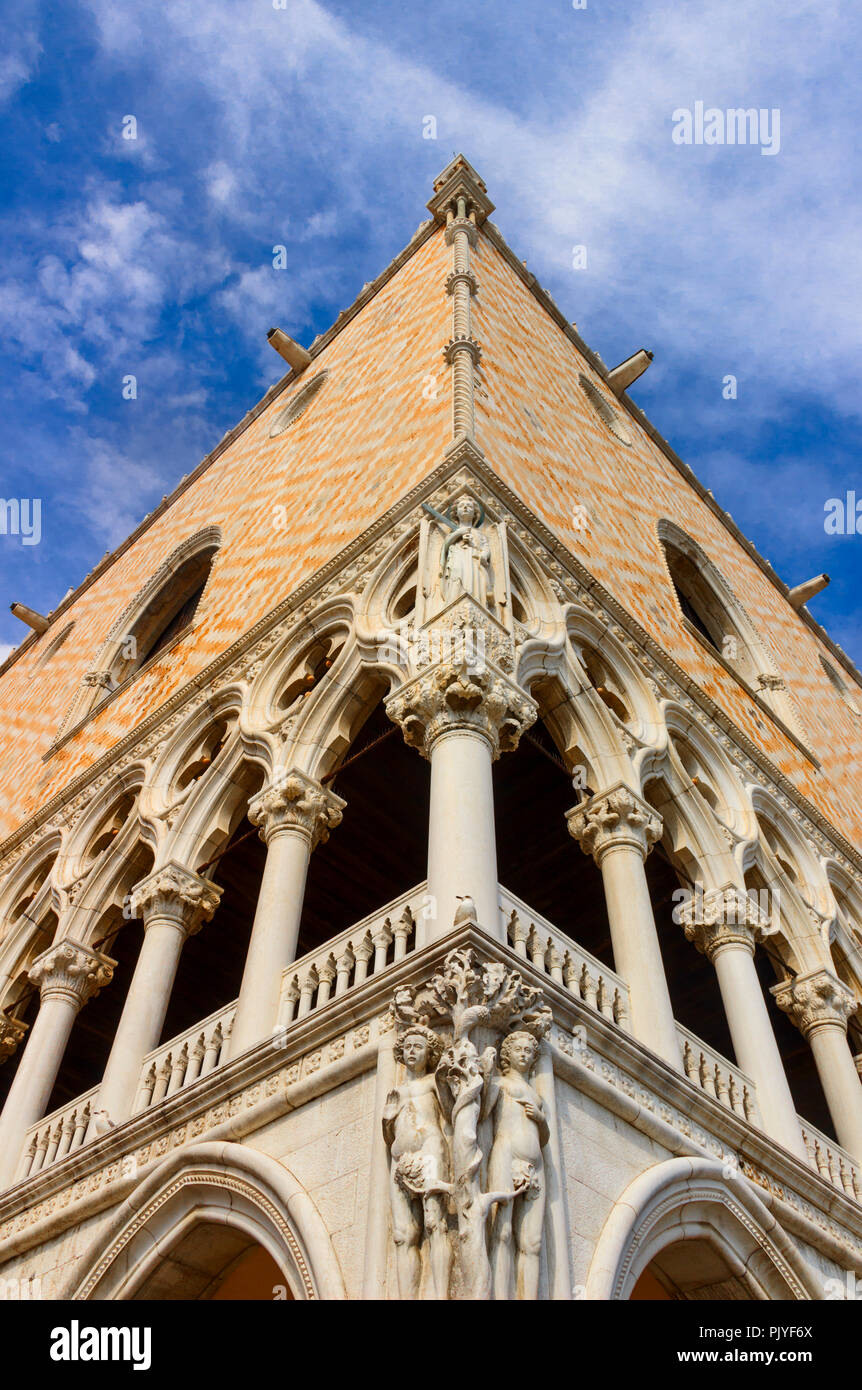 Il Palazzo del Doge di Venezia: angolo della facciata con sculture angolare. Si tratta di un palazzo costruito in stile gotico veneziano, Italia (Veneto). Foto Stock