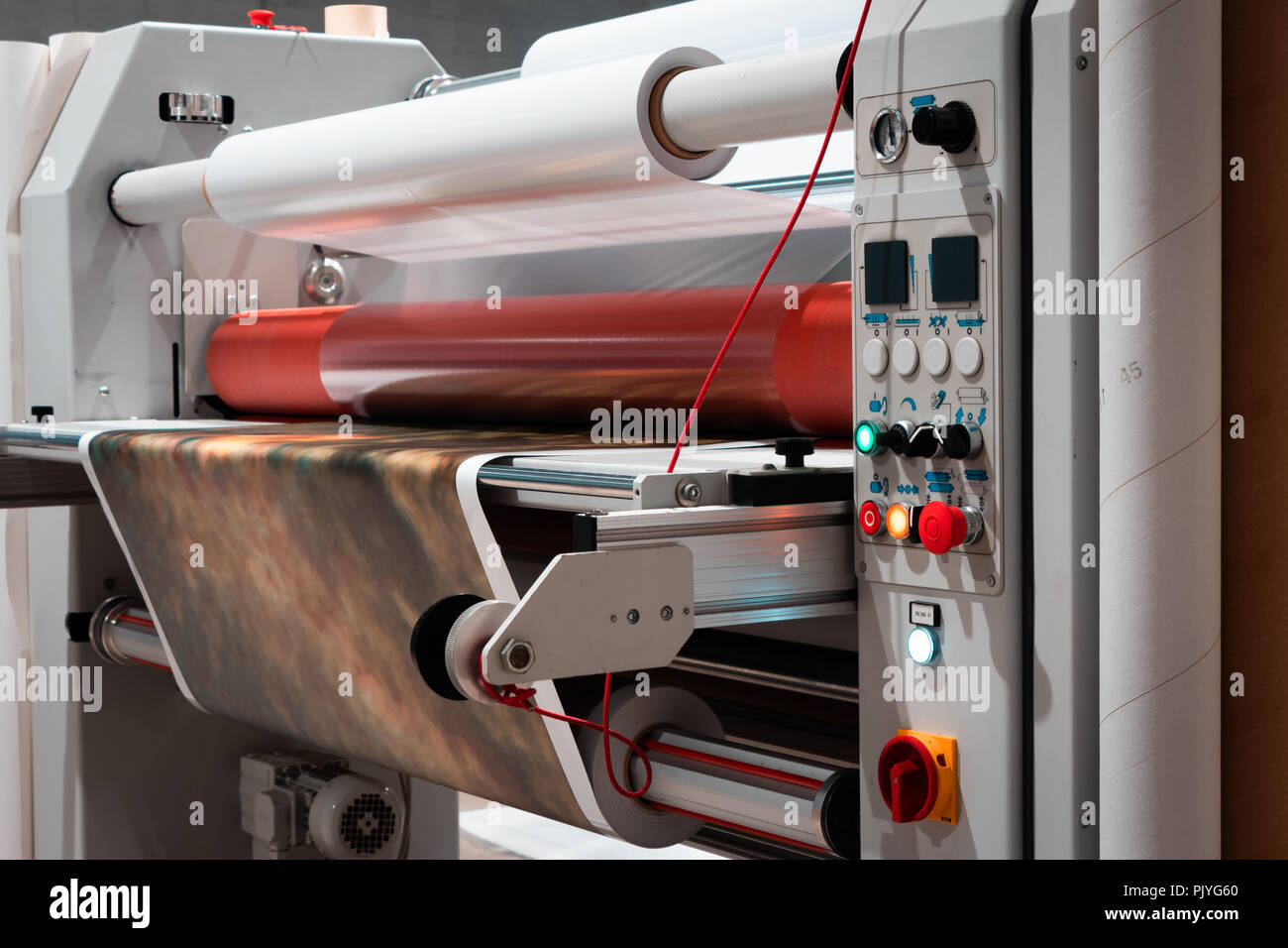 Dettaglio del controllo di una grande stampante e del pannello di controllo, indoor artificiale di luce al neon Foto Stock