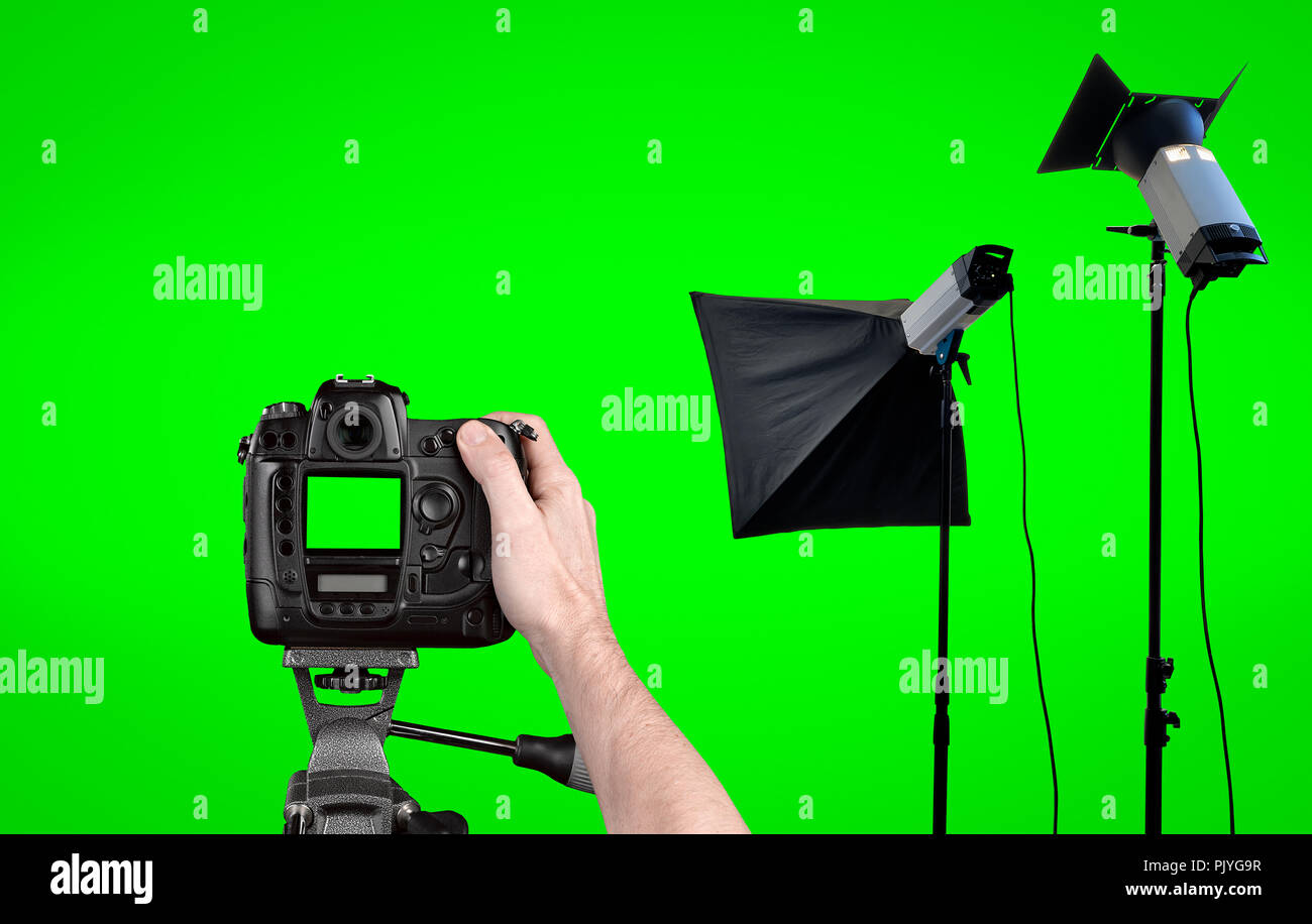 Studio di apparecchiature di illuminazione isolato su sfondo verde con tracciato di ritaglio Foto Stock