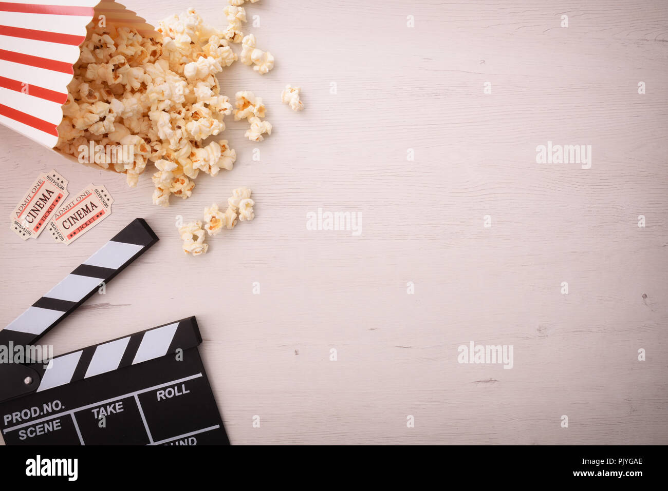 Sfondo di guardare film con diversi oggetti con uno sfondo di legno. Composizione orizzontale. Vista dall'alto. Foto Stock