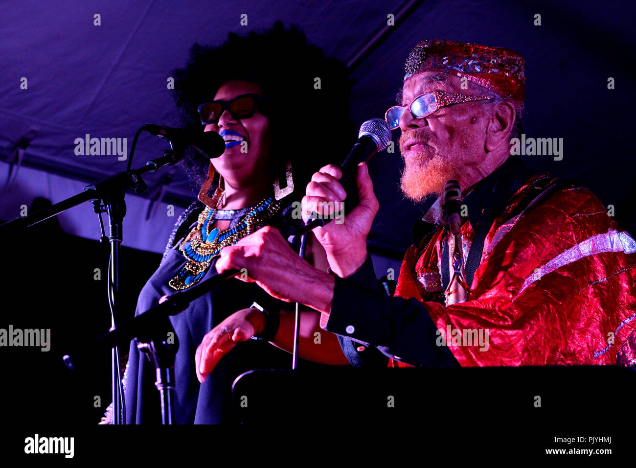 Philadelphia, Stati Uniti d'America. 08 Sep, 2018. Il cantante Tara Middleton e sassofonista Marshall Allen eseguire sul palco con cosmic e sperimentale in Philadelphia, PA, in data 8 settembre 2018. Foto Stock