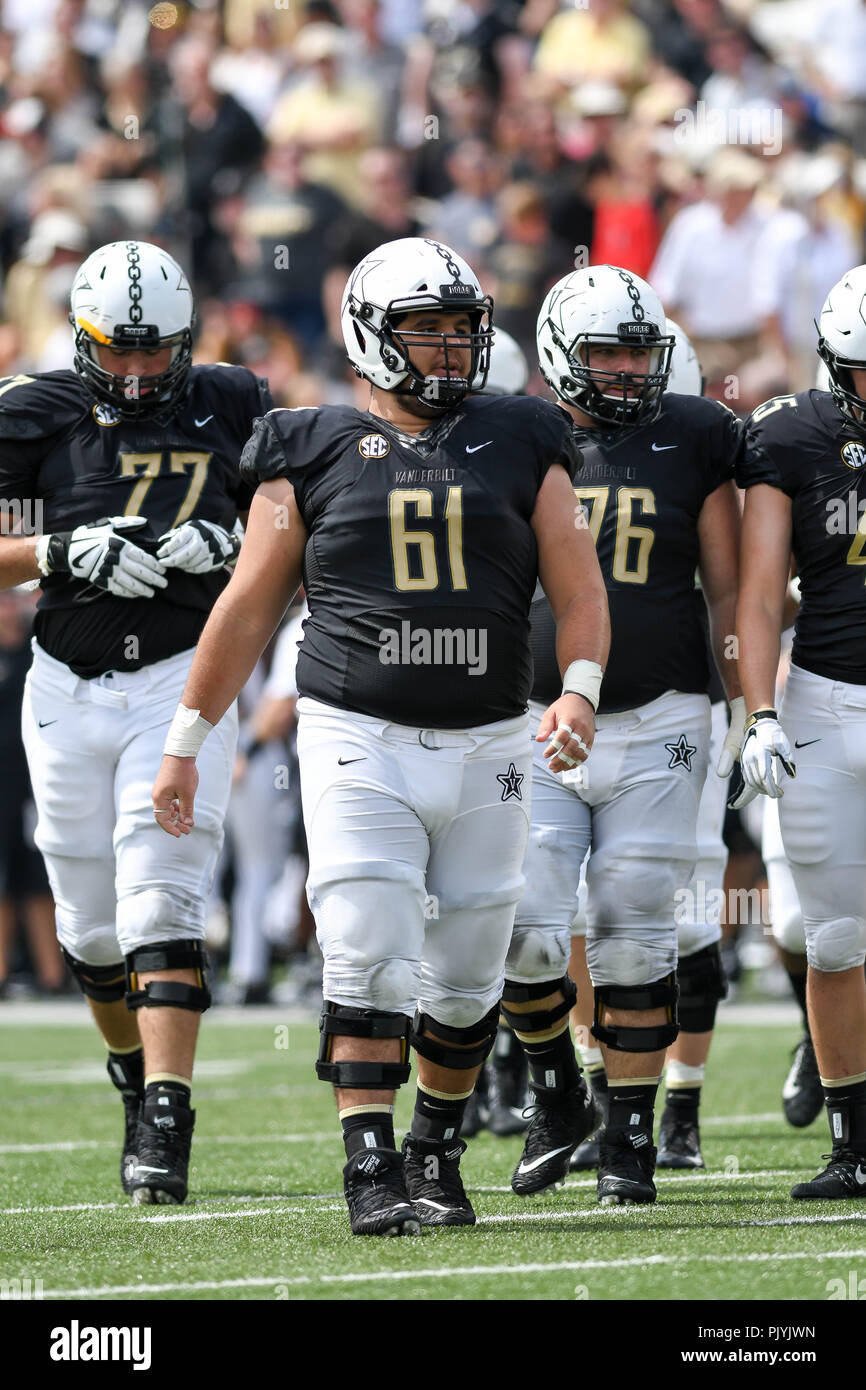 Nashville, Stati Uniti d'America. 08 Sep, 2018. Vanderbilt offensive lineman Bruno Reagan (61) durante il gioco tra il Nevada Wolf Pack e il Vanderbilt Commodores presso lo stadio di Vanderbilt di Nashville, Stati Uniti d'America. TN. Thomas McEwen/CSM/Alamy Live News Foto Stock