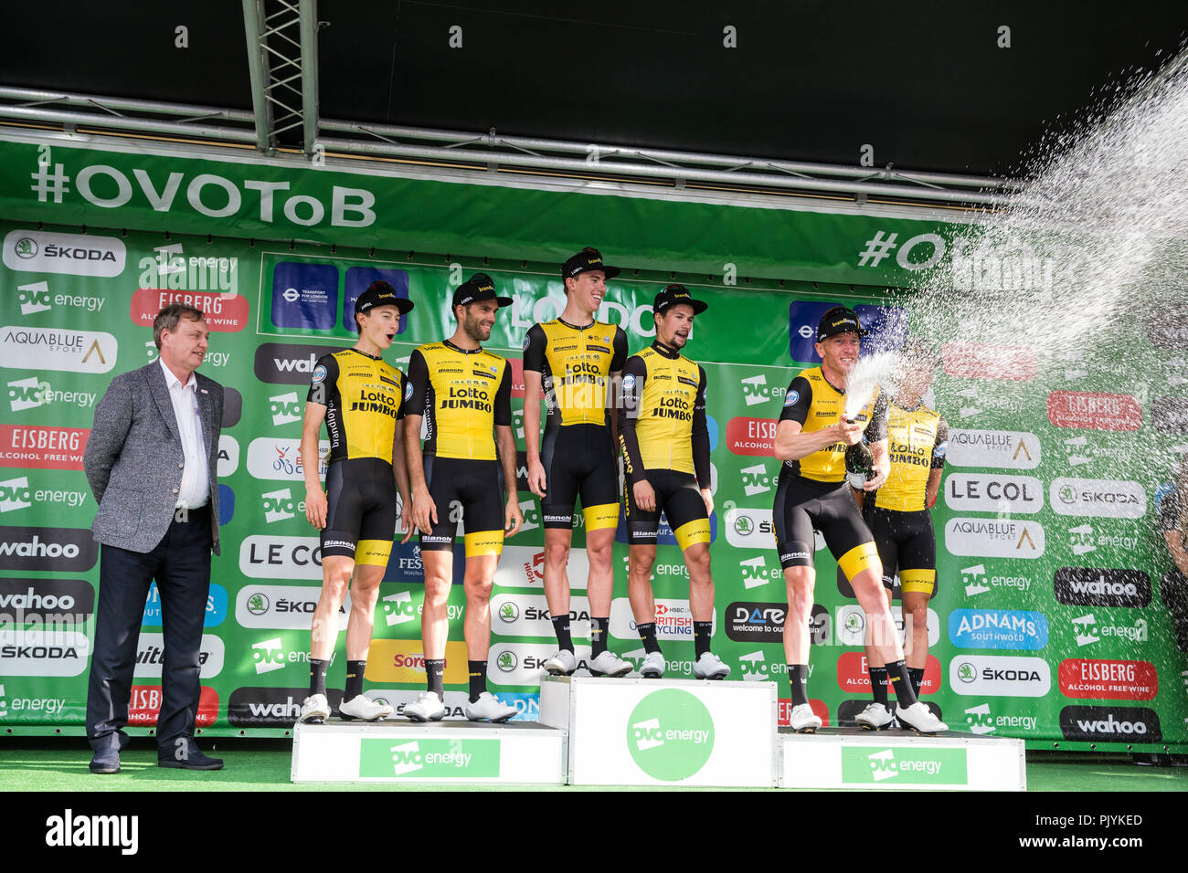 Londra, Regno Unito. Il 9 settembre, 2018. Team Lotto NL - Jumbo vincere il premio per il team dopo il 77km London stadio (stadio 8) dell'OVO Energy Tour della Gran Bretagna cycle race. Credito: Mark Kerrison/Alamy Live News Foto Stock