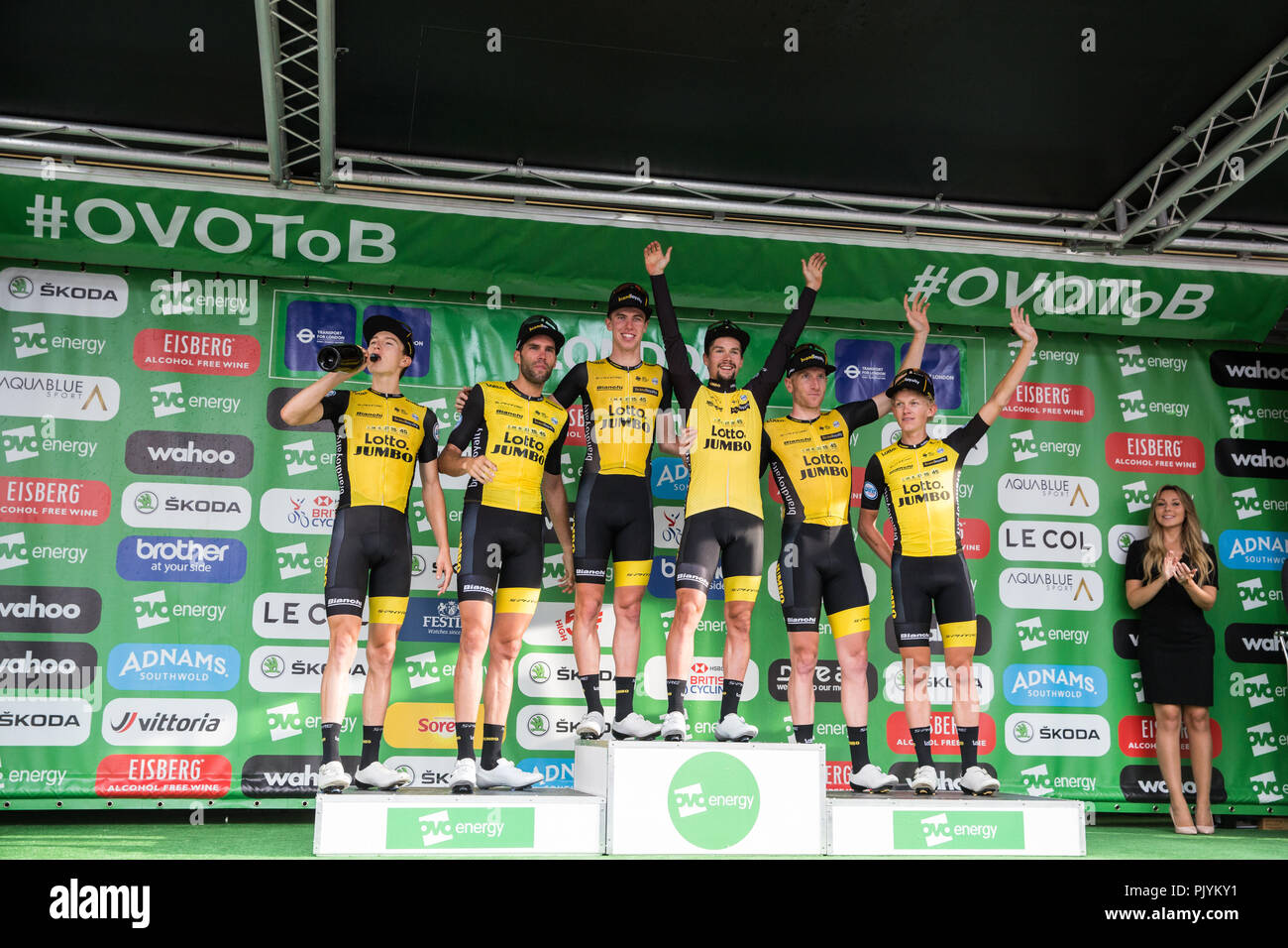 Londra, Regno Unito. Il 9 settembre, 2018. Team Lotto NL - Jumbo vincere il premio per il team dopo il 77km London stadio (stadio 8) dell'OVO Energy Tour della Gran Bretagna cycle race. Credito: Mark Kerrison/Alamy Live News Foto Stock