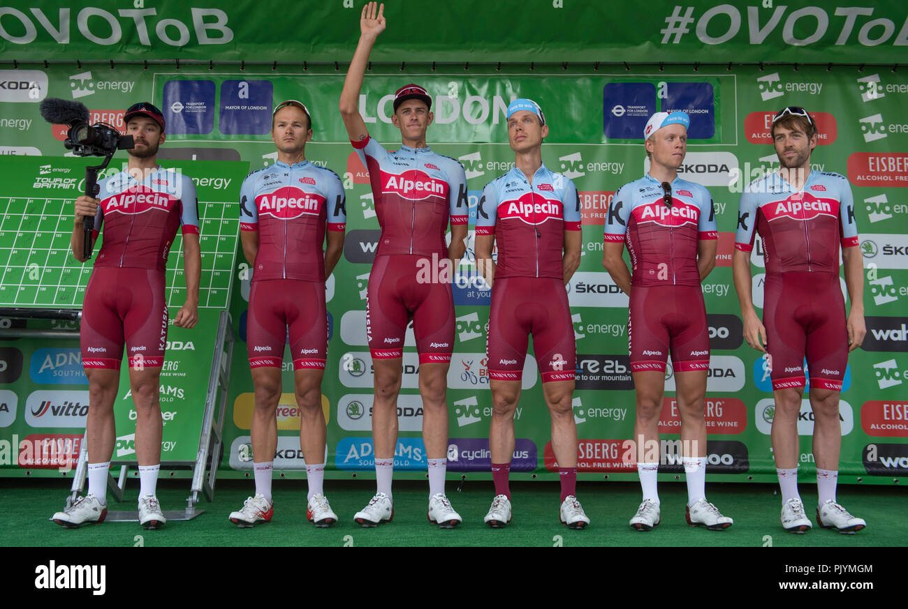 Londra, Regno Unito. Il 9 settembre, 2018. L'OVO Energy Tour della Gran Bretagna Londra stadio 8 si conclude con un giro di 14 circuito nel centro di Londra su strade chiuse di fronte a grandi folle e la copertura 77km a velocità fino a 80km/h, partenza e a Regent Street St James's vicino a Piccadilly Circus. Team Katusha Alpecin sono introdotti per il folle prima di inizio gara. Credito: Malcolm Park/Alamy Live News. Foto Stock