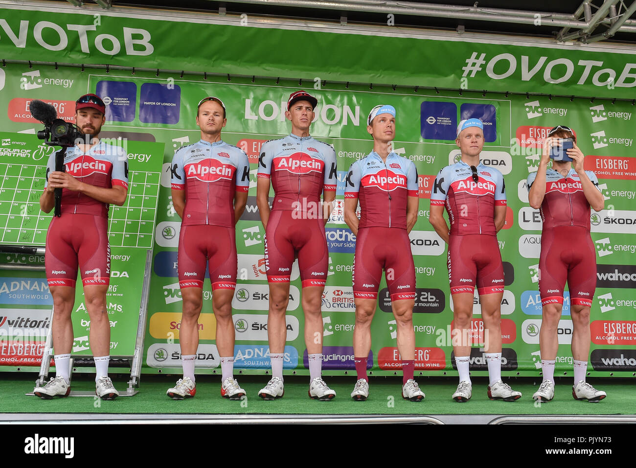 Londra, Regno Unito. Il 9 settembre 2018. Team Katusha Alpecin - Alex Dowsett, Tony Martin, Dmitry Strakhov, Nils Politt, Mads Würtz Schmidt e Rick Zabel alla presentazione della squadra durante il 2018 OVO Energy Tour della Gran Bretagna - Fase 8: la fase di Londra Domenica, Settembre 09, 2018 Londra Inghilterra: Credito: Taka Wu/Alamy Live News Foto Stock