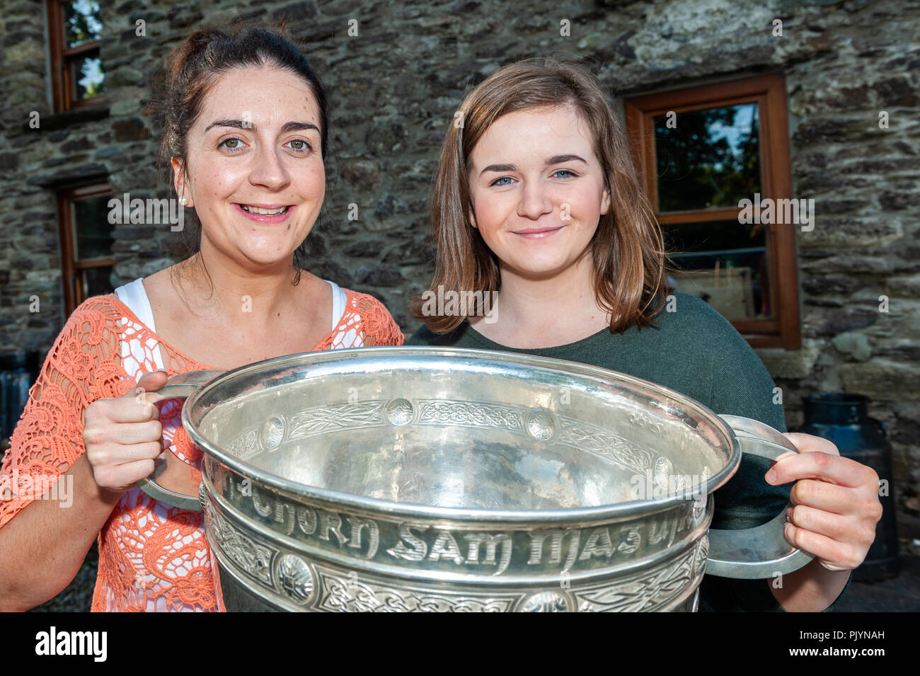 Dunmanway, West Cork, Irlanda. Il 9 settembre, 2018. Come parte della Sam Maguire weekend, un evento di trebbiatura è stato tenuto a Malabracka, il Sam Maguire Homestead. Il Sam Maguire Cup è stato di presenze e molte persone hanno avuto la possibilità di avere la loro immagine scattata con il pezzo di argenteria. Nella foto con la tazza sono Elaine Spillane e Rachel McCarthy da Enniskeane. Credito: Andy Gibson/Alamy Live News. Foto Stock