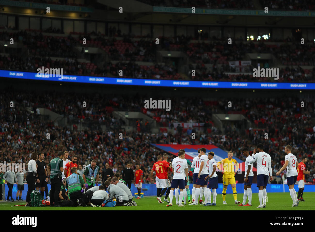 Londra, Regno Unito. 8° settembre 2018. In Inghilterra i giocatori guarda su come Luca Shaw di Inghilterra riceve un medico prima di lasciare il passo su una barella - Inghilterra e Spagna, nazioni UEFA League - Gruppo A4, lo Stadio di Wembley, Londra - 8 settembre 2018 Credit: Richard Calver/Alamy Live News Foto Stock