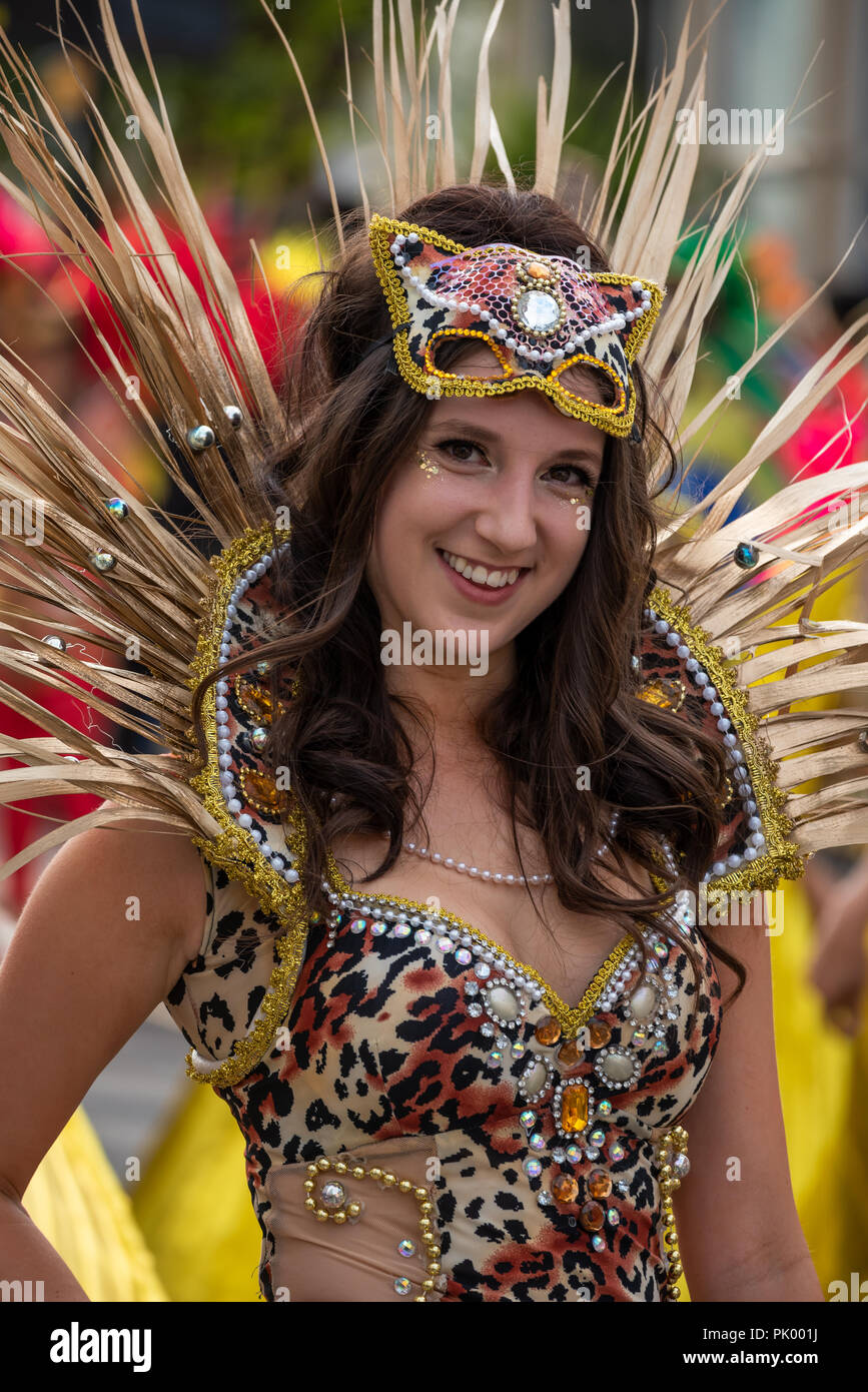 Londra, Regno Unito. Il 9 settembre 2018. Il carnevale di Hackney. Le strade erano piene di bancarelle, galleggianti, esecutori e spettatori godendo il carnevale nello spirito. Questo anni il Carnevale, il più grande ancora avuto 28 gruppi di carnevale e 1000 esecutori di prendere parte. I carnevali del tema è stato iconico Hackney. Organizzata dal Consiglio di Hackney, tfl, Shoreditch Town Hall, Global Carnivalz e Hackney a piedi. Credito: Stephen Bell/Alamy Live News. Foto Stock