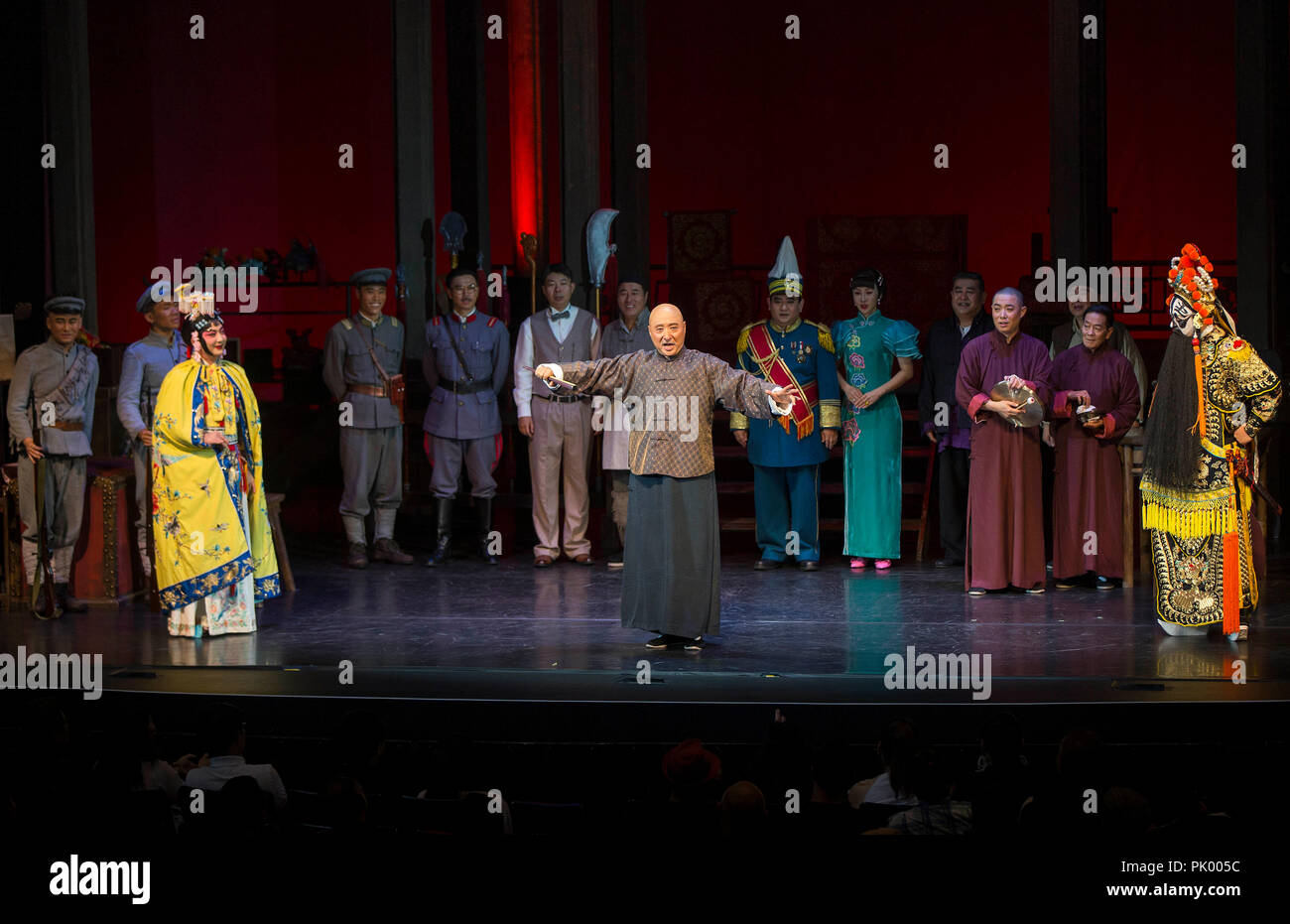 A Mississauga, in Canada. 9 Sep, 2018. Chen Peisi (C) esegue nel dramma teatrale "tage' a Mississauga Living Arts Centre di Mississauga, la maggiore area di Toronto(GTA), in Canada il 7 settembre 9, 2018. Il gioco diretto da commedia cinese artista Chen Peisi racconta una storia di Pechino Opera artisti nel 1930s. Credito: Zou Zheng/Xinhua/Alamy Live News Foto Stock