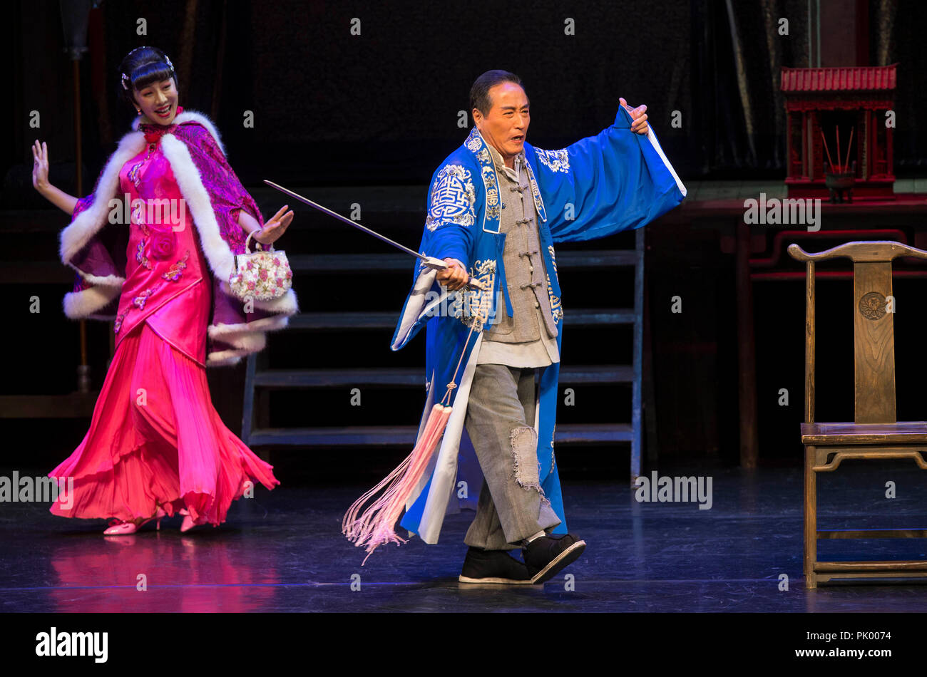 A Mississauga, in Canada. 9 Sep, 2018. Yang Lixin (R) e Xu Jingyao eseguire nel teatro il dramma 'Stage' a Mississauga Living Arts Centre di Mississauga, la maggiore area di Toronto(GTA), in Canada il 7 settembre 9, 2018. Il gioco diretto da commedia cinese artista Chen Peisi racconta una storia di Pechino Opera artisti nel 1930s. Credito: Zou Zheng/Xinhua/Alamy Live News Foto Stock