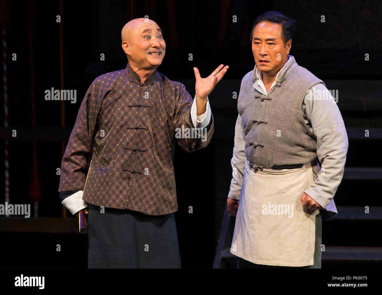 A Mississauga, in Canada. 9 Sep, 2018. Chen Peisi (L) e Yang Lixin eseguire nel teatro il dramma 'Stage' a Mississauga Living Arts Centre di Mississauga, la maggiore area di Toronto(GTA), in Canada il 7 settembre 9, 2018. Il gioco diretto da commedia cinese artista Chen Peisi racconta una storia di Pechino Opera artisti nel 1930s. Credito: Zou Zheng/Xinhua/Alamy Live News Foto Stock