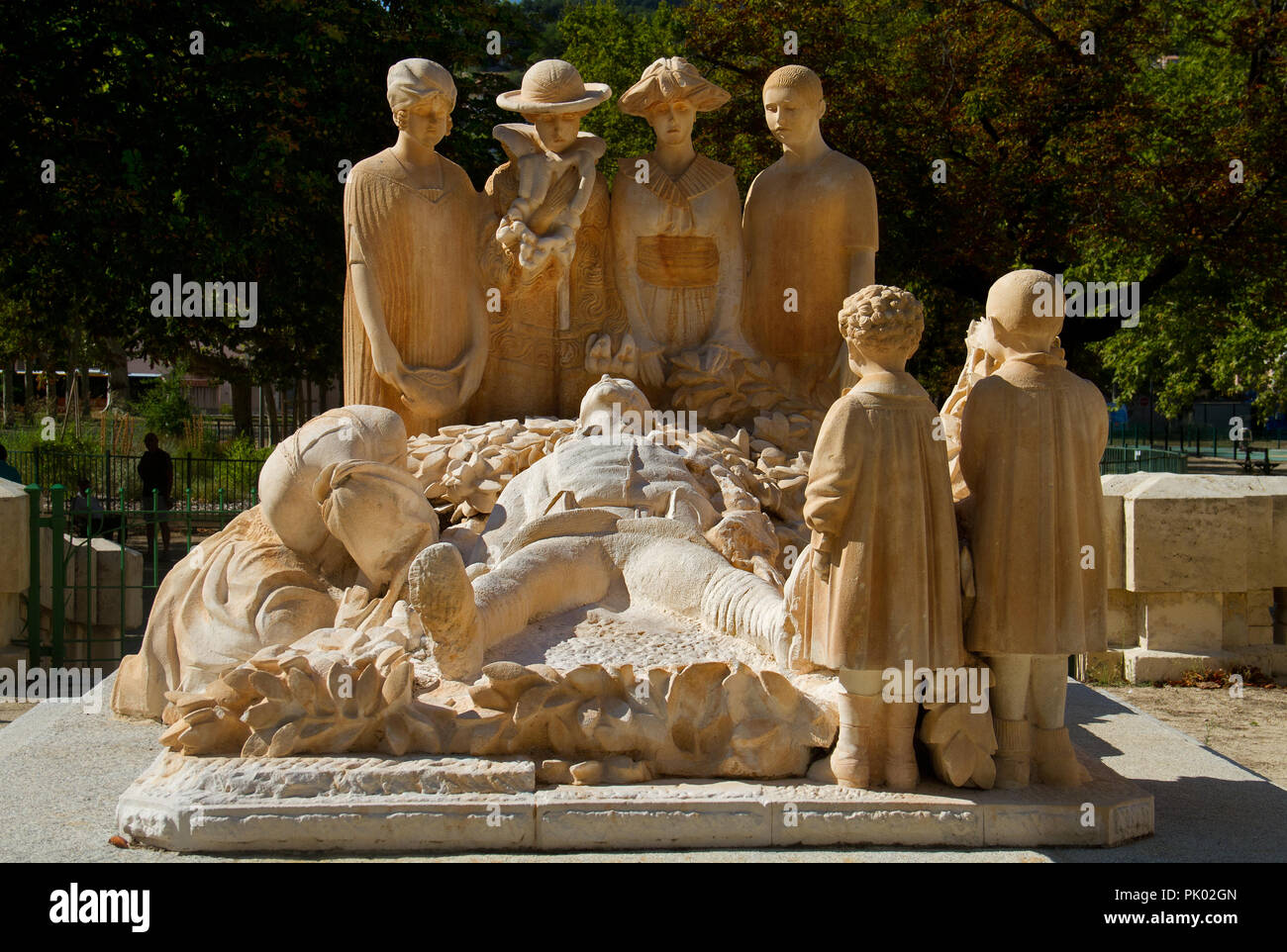 I civili in lutto per un soldato, un memoriale di guerra in Lodève, Francia, realizzata dallo scultore Paolo Dardé Foto Stock