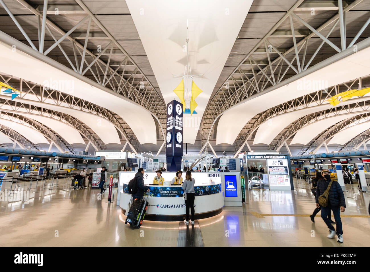 Giappone, Osaka. L'Aeroporto Internazionale di Kansai. KIX, Interior terminal uno, quarto piano partenze internazionali. Banco informazioni per i passeggeri. Foto Stock