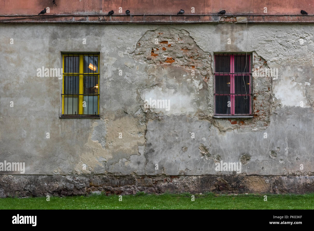 I due occhi colorati di una vecchia casa Foto Stock