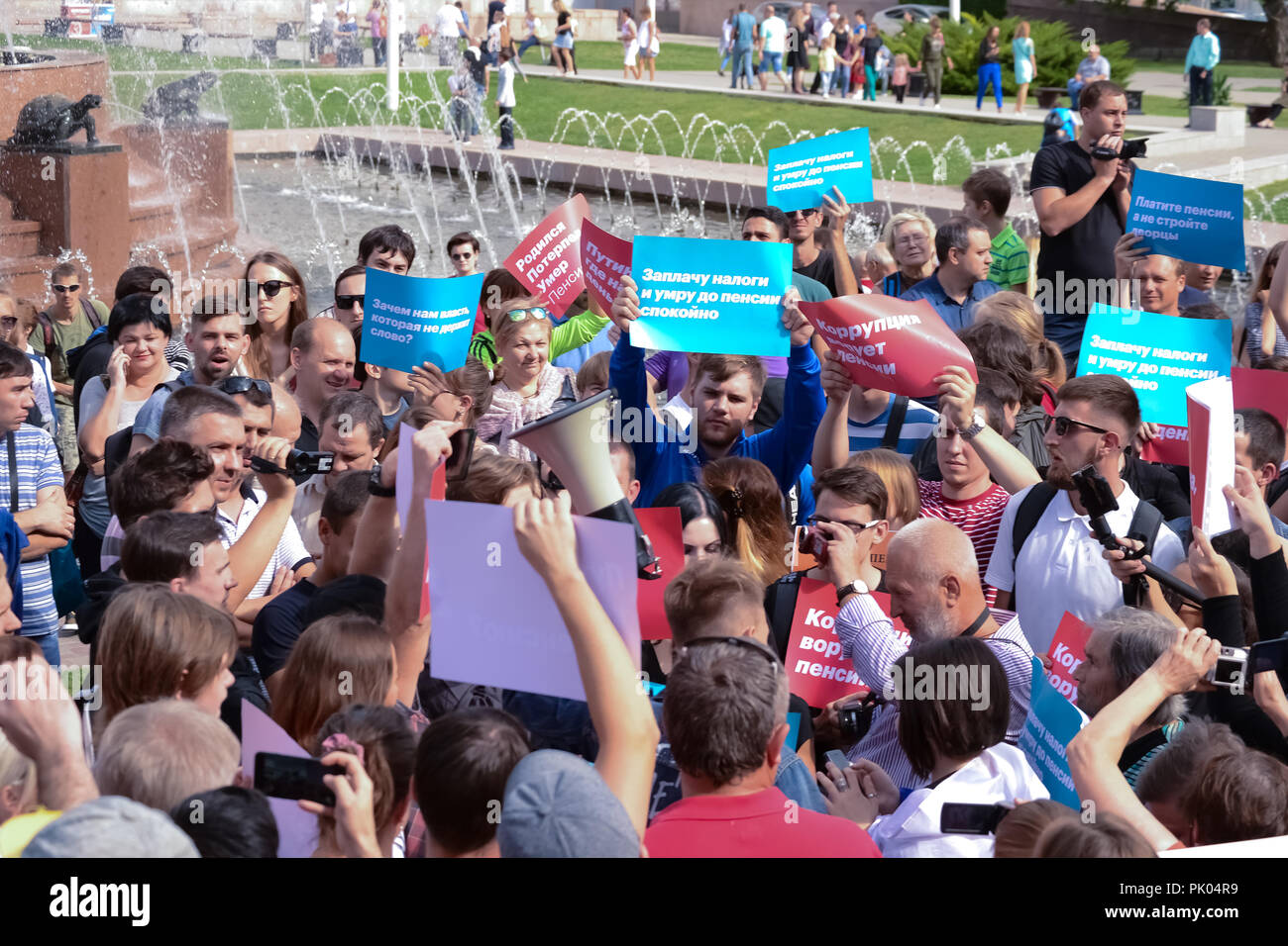 Russia Rostov sul Don 9.9.2018. Una folla di dimostranti contro l'età pensionabile. Foto Stock