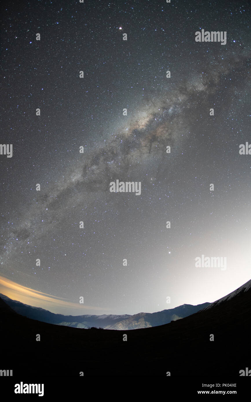 Un super grandangolo vista della Via Lattea come appare al di sopra della valle Cajon del Maipo vicino a Santiago del Cile. Foto Stock