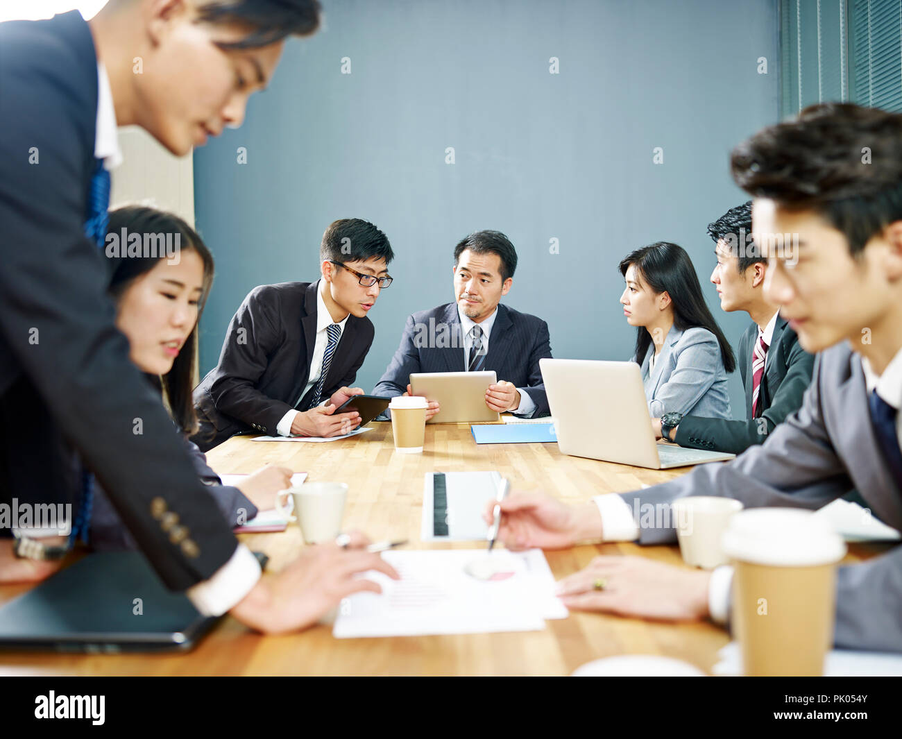 Asian corporate persone discutere di affari in gruppi. Foto Stock