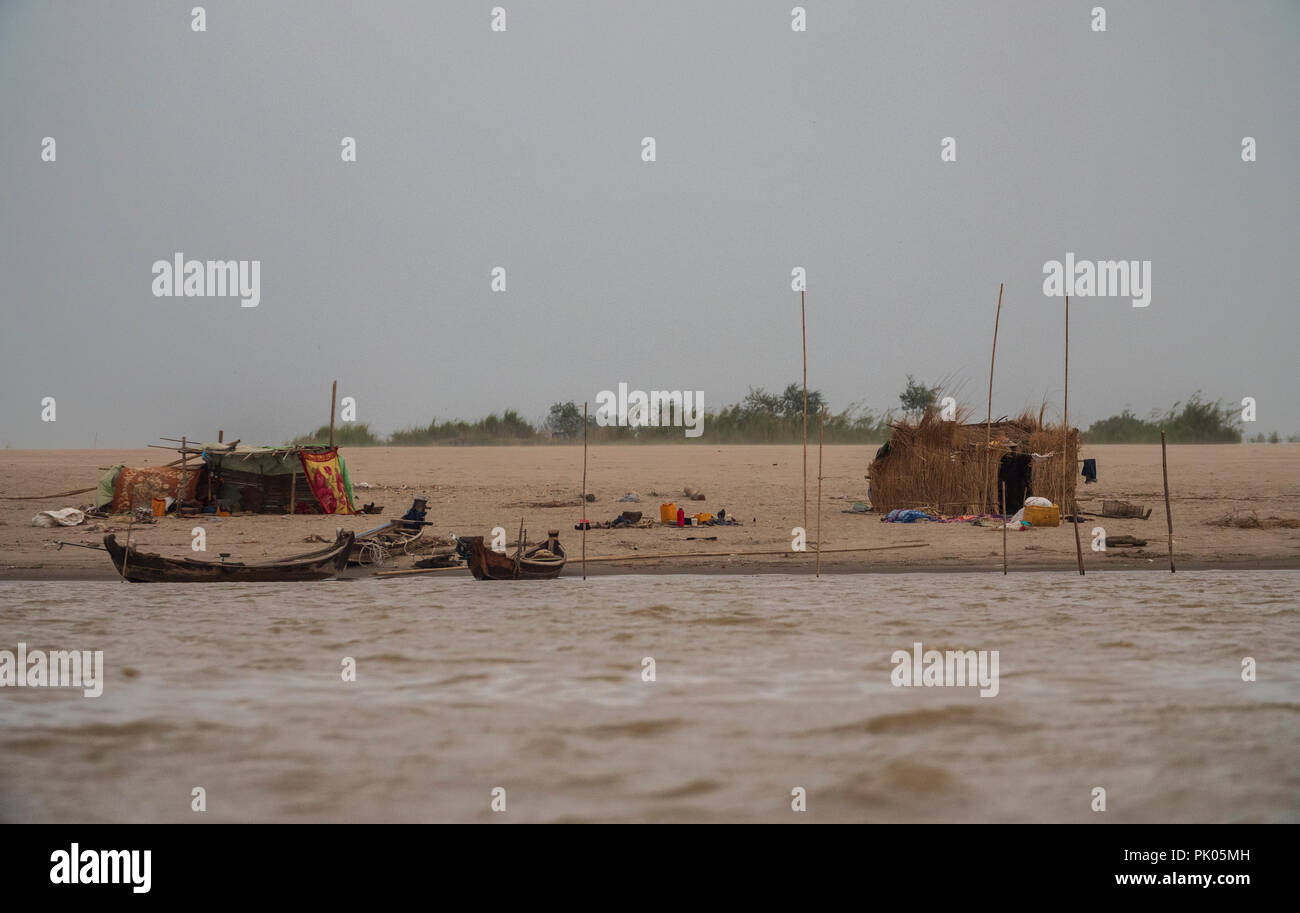 Poveri alloggiamento sulla banca del Irrawaddy, Myanmar Foto Stock