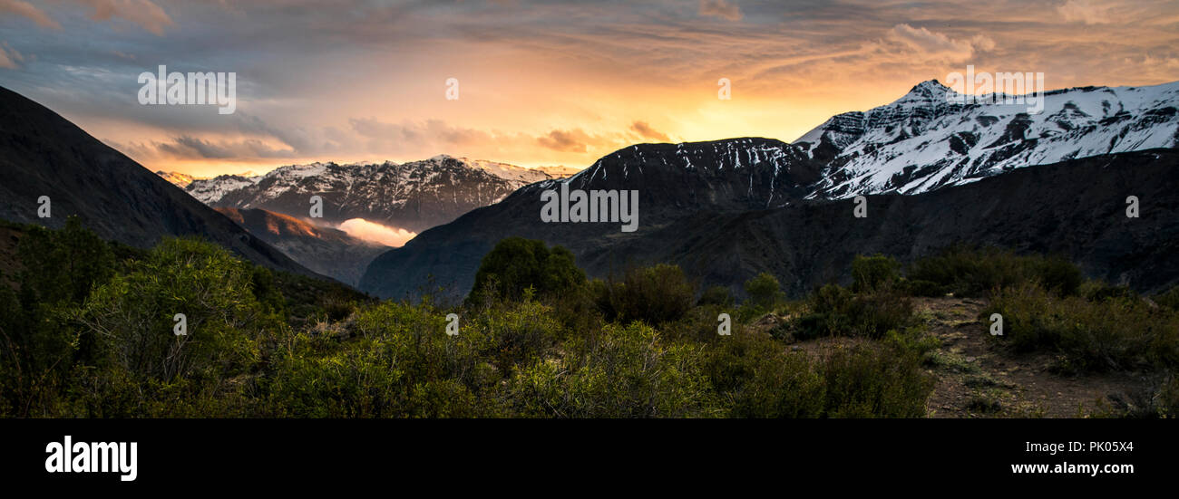 Una vista panoramica della parte di Cajon del Maipo, una profonda valle vicino a Santiago del Cile. Presa verso la fine dell'inverno. Foto Stock