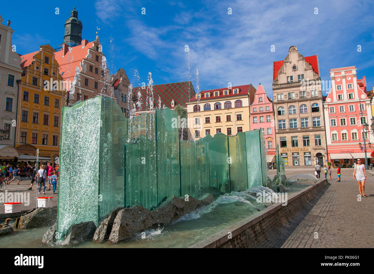 Fontana di vetro alla principale piazza Rynek, Wroclaw, Bassa Slesia, Polonia, Europa 2018 Foto Stock