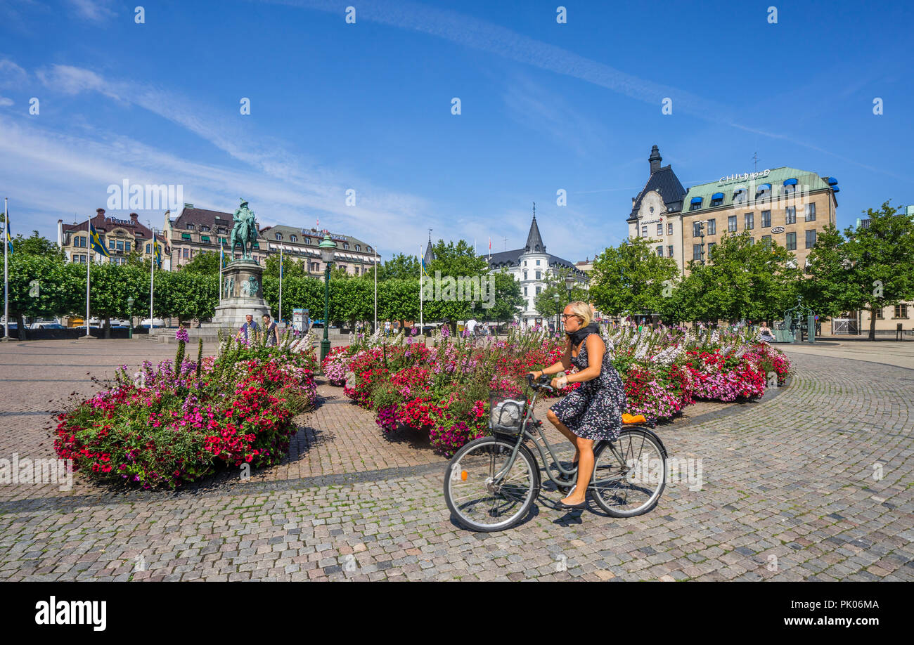 Piazza Stortoget, grande e oldes square a Malmö con la statua equestre del re Carlo X Gustavo di Svezia, Malmö, Scania in Svezia Foto Stock