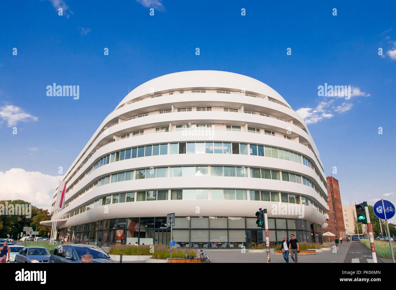 Edificio futuristico a Wroclaw, OVO Wroclaw, appartamenti, uffici, hotel DoubleTree by Hilton Wroclaw 2018 Foto Stock