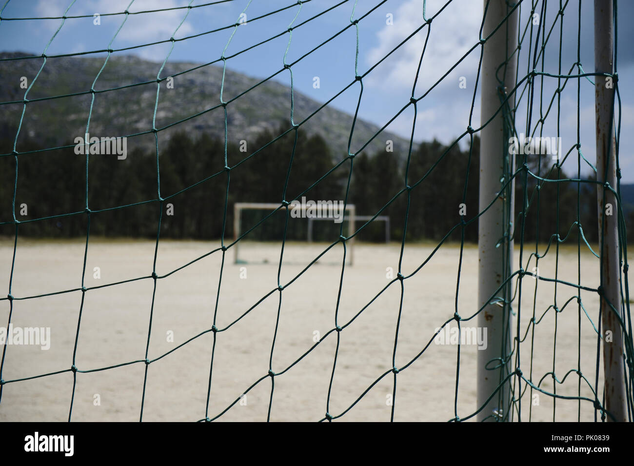 Un vuoto, quasi abbandonato il campo da calcio in Arada montagne nel distretto di Viseu, in Portogallo. Foto Stock