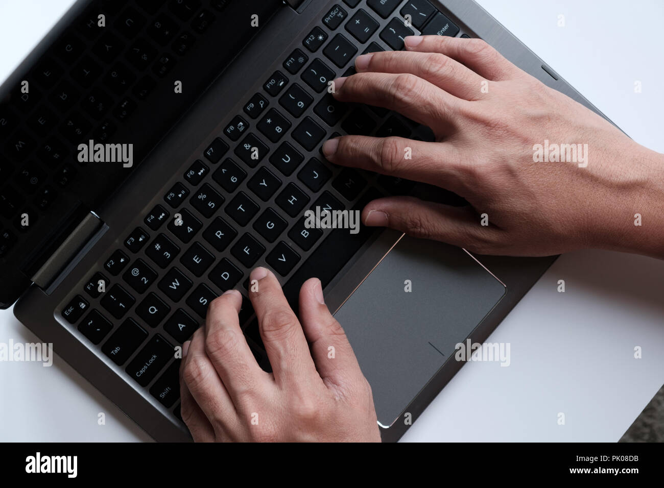 Le mani con il computer portatile la digitazione Foto Stock