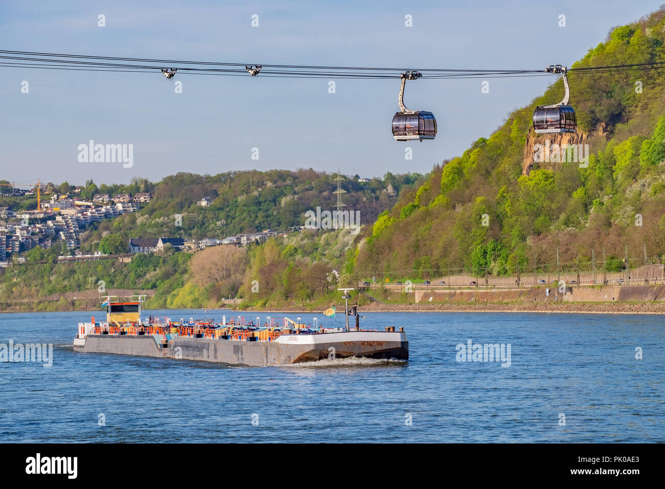 Funivie passare su una chiatta di olio in viaggio sul fiume Reno nei pressi di Colonia in Germania. Foto Stock