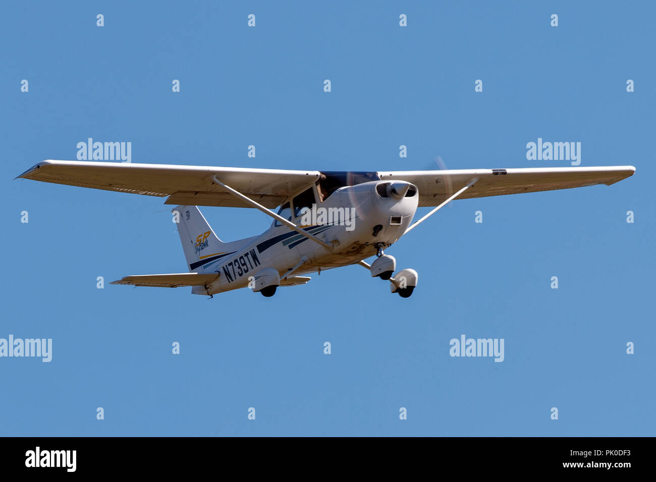 Cessna 172S (N739TW) sull approccio al Palo Alto Aeroporto (KPAO), Palo Alto, California, Stati Uniti d'America Foto Stock
