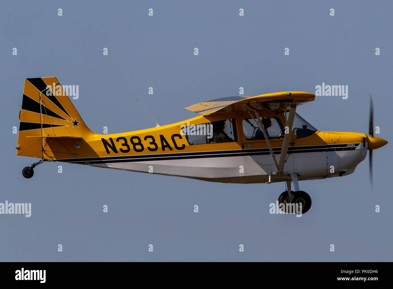 Campione Americano aeromobile Citabria 7ECA (N383AC) sull approccio al Palo Alto Aeroporto (KPAO), Palo Alto, California, Stati Uniti d'America Foto Stock