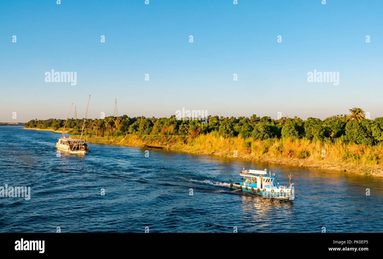 Tirare tirare turistica crociera a vela barca fino fiume nel tardo pomeriggio di sole, il fiume Nilo in Egitto, Africa Foto Stock