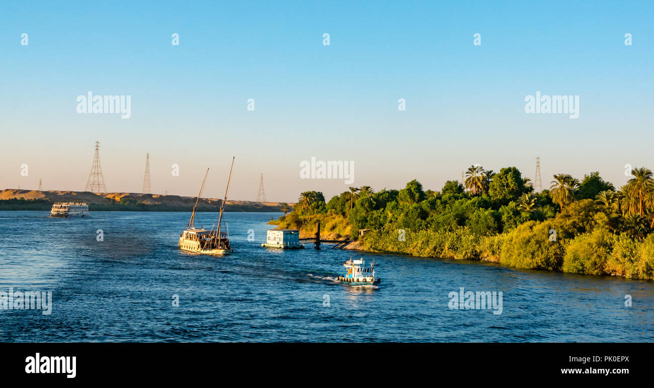 Tirare tirare turistica crociera a vela barca fino fiume nel tardo pomeriggio di sole, il fiume Nilo in Egitto, Africa Foto Stock