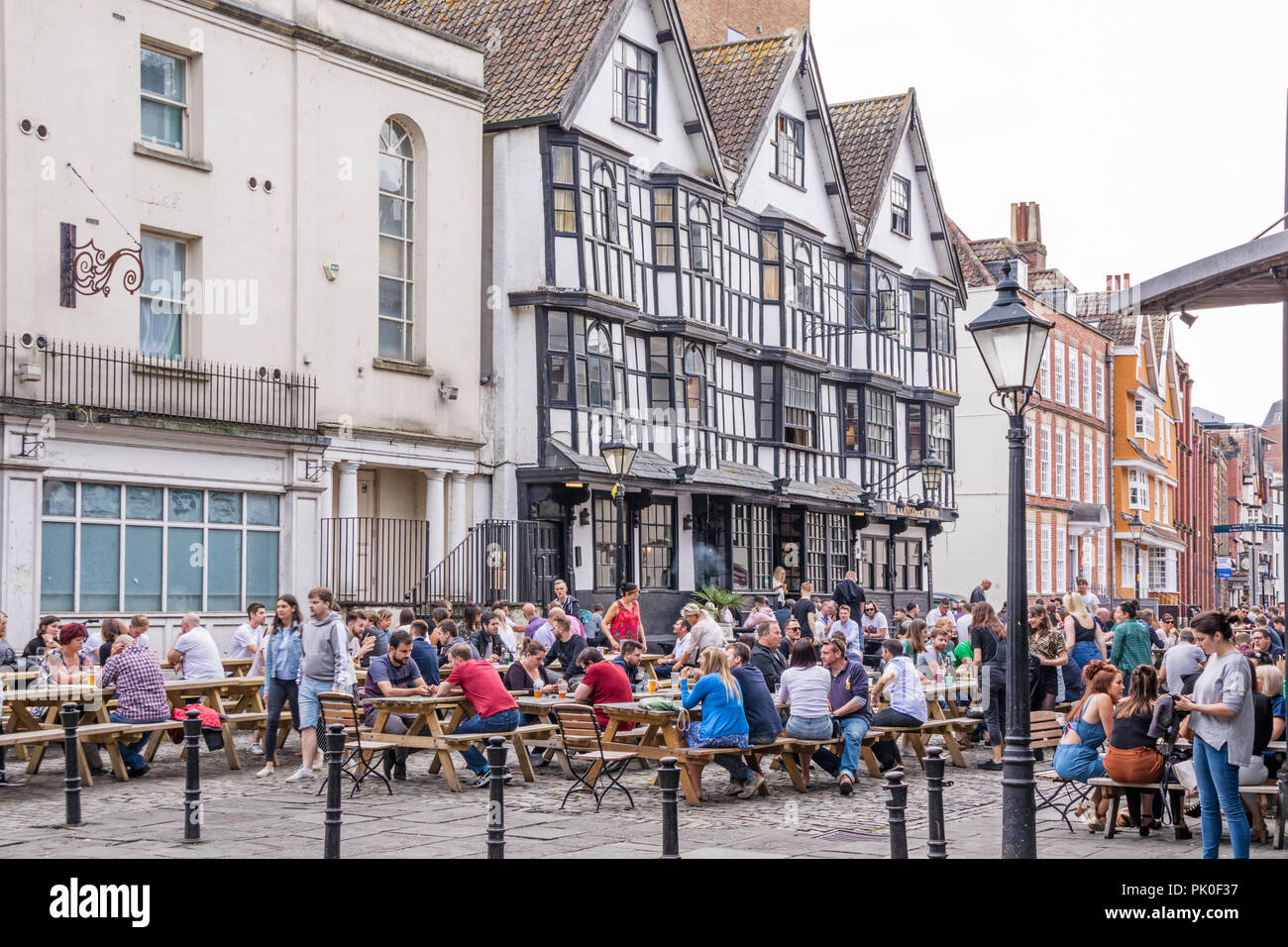 La gente di relax presso un pub in King Street nella città di Bristol, Inghilterra, Regno Unito Foto Stock