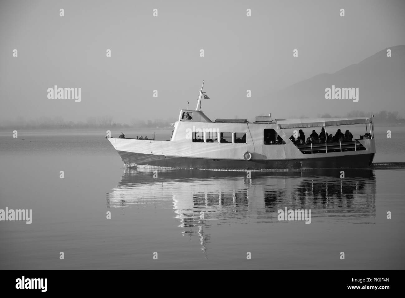 La riflessione in barca in acqua barca in bianco e nero Foto Stock