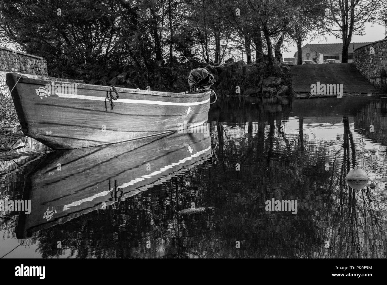 La riflessione in barca in acqua b&W Foto Stock