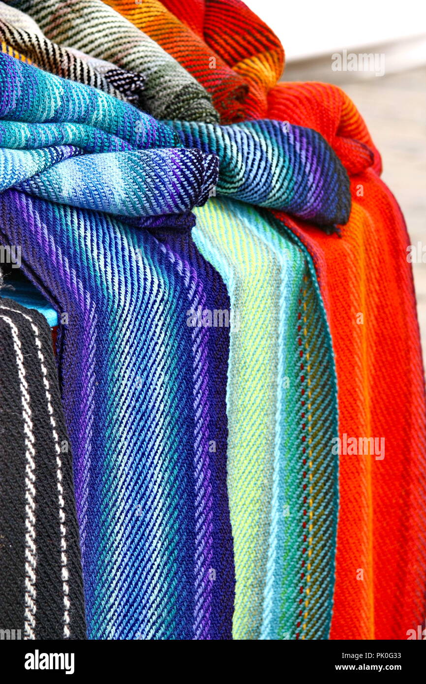 Colorate sciarpe al mercato. Colori dei tessuti Foto stock - Alamy
