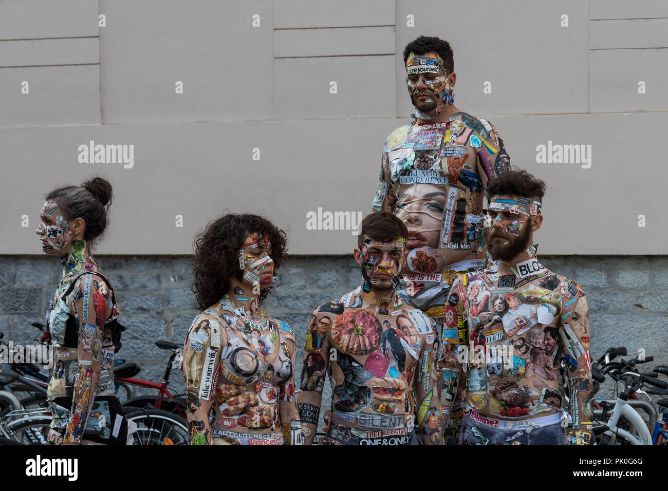 Artisti brasiliani Anti Status Quo Companhia de Dança. Performance di danza camaleonti, ballerini' corpi come tele per supporti stampati e pubblicità Foto Stock