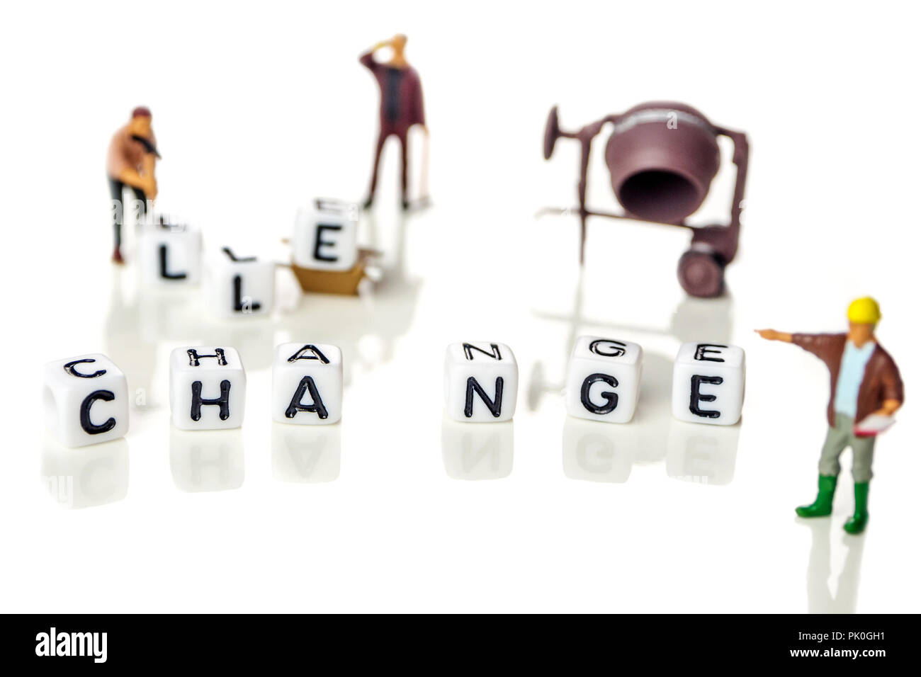 Bianco con cubetti di parola challenge creazione nuova parola cambiamento, lo sviluppo personale e lo sviluppo della carriera o sfida te stesso concetto, sfondo bianco con Foto Stock