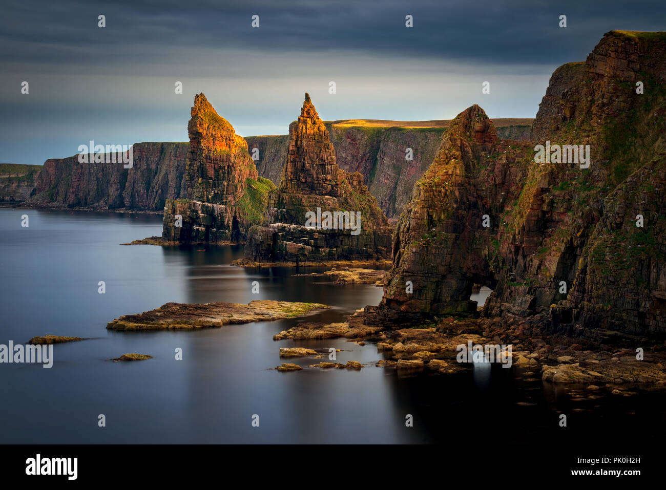 Testa Duncanby scogliere nella luce del tramonto, nel nord della Scozia Foto Stock