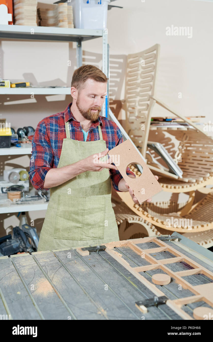 Carpenter lavora al negozio di falegnameria Foto Stock