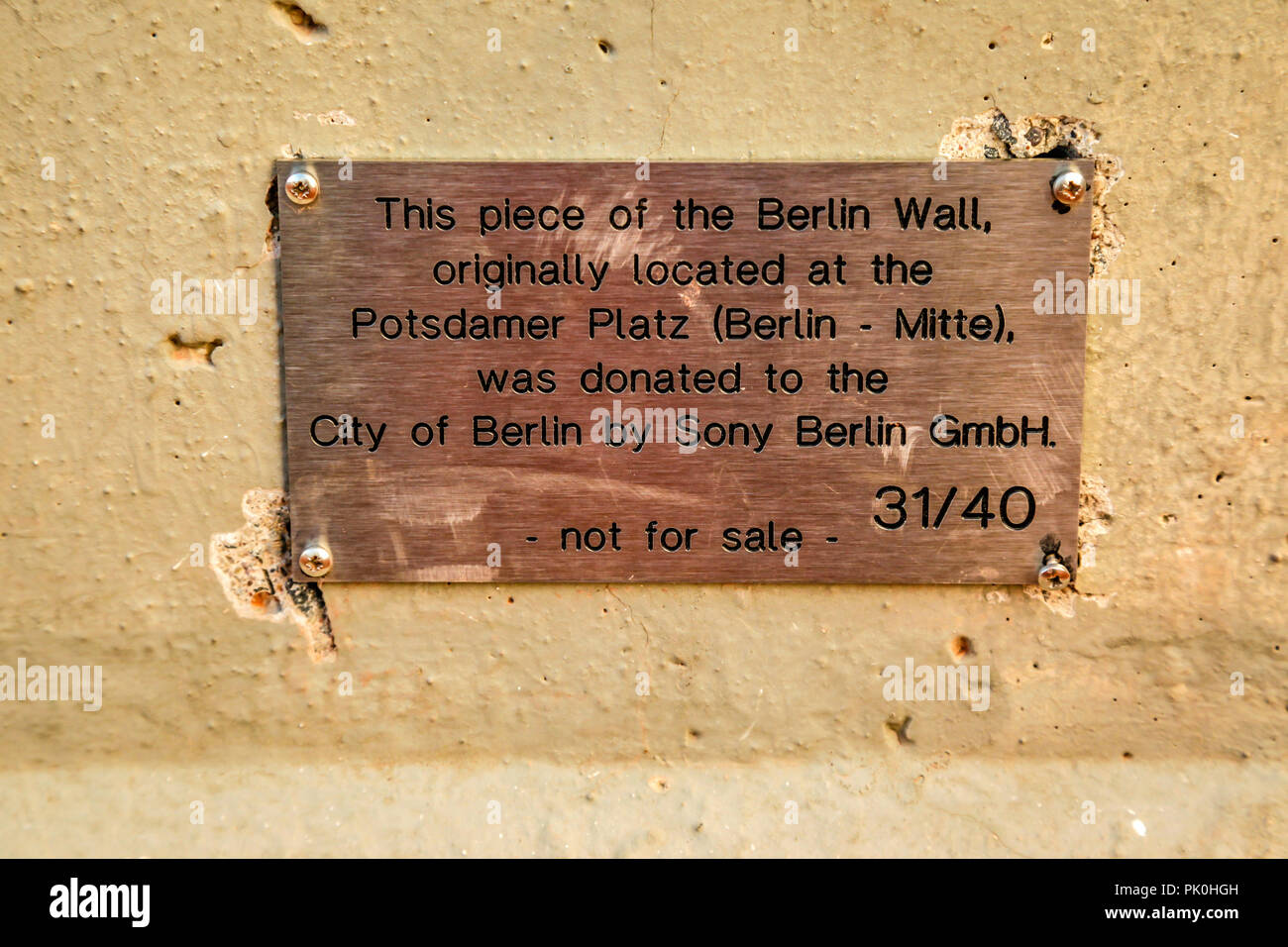 Placca su un pezzo di muro al Museo del Muro di Berlino vicino al Checkpoint Charlie a Berlino, Germania Foto Stock