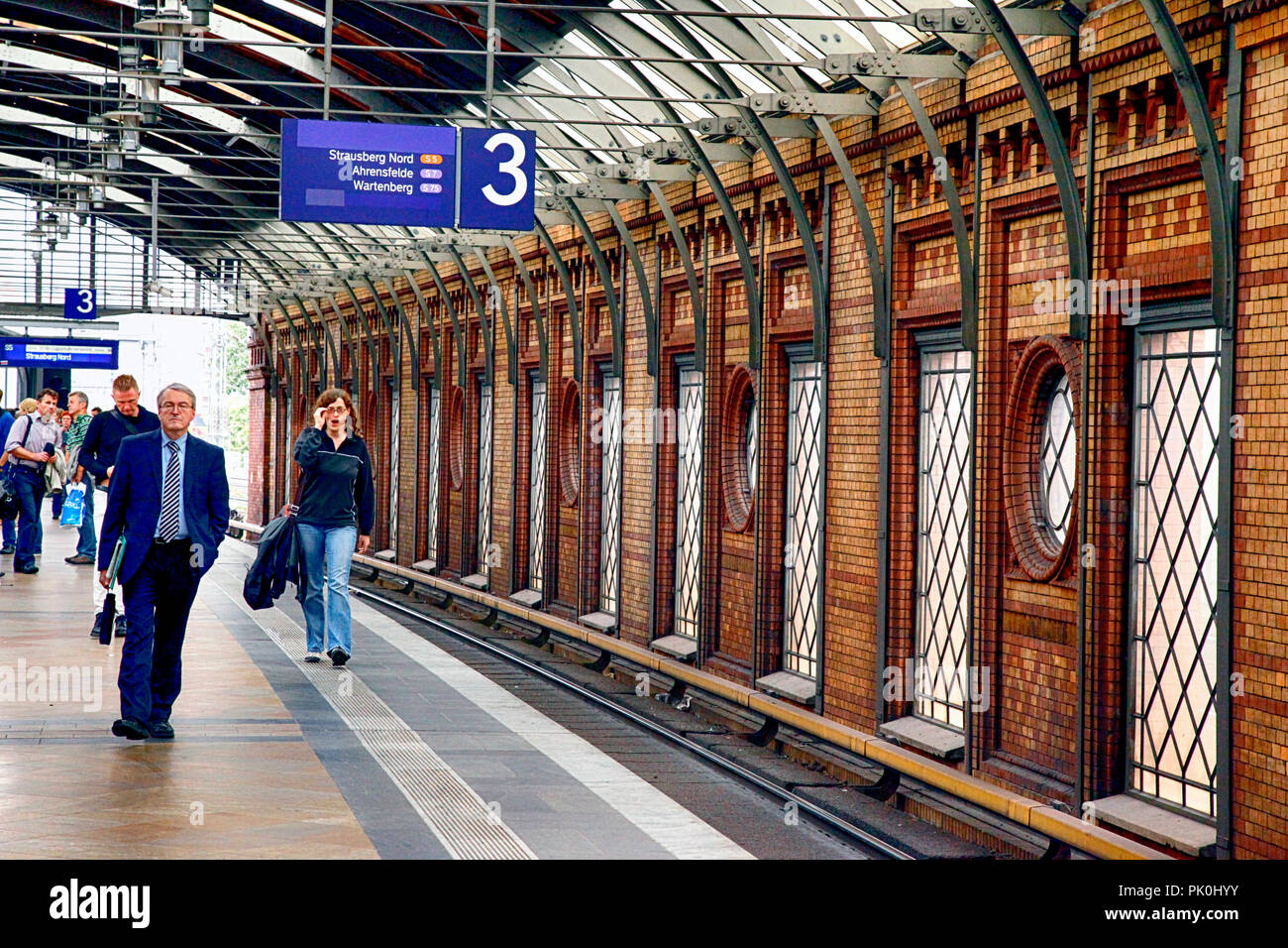 Persone in attesa alla S Hackescher Markt della stazione per un treno S-Bahn in Berlino, Germania Foto Stock