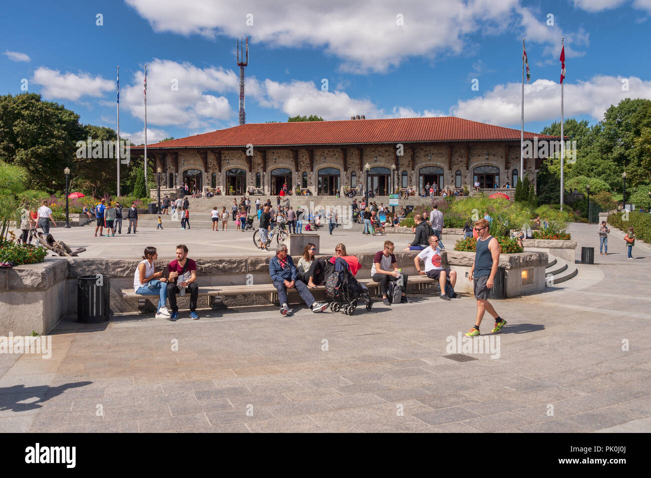 Montreal, CA - 8 Settembre 2018: il turista a godere di una calda giornata estiva al Belvedere Kondiaronk di fronte allo Chalet du Mont Royal. Foto Stock