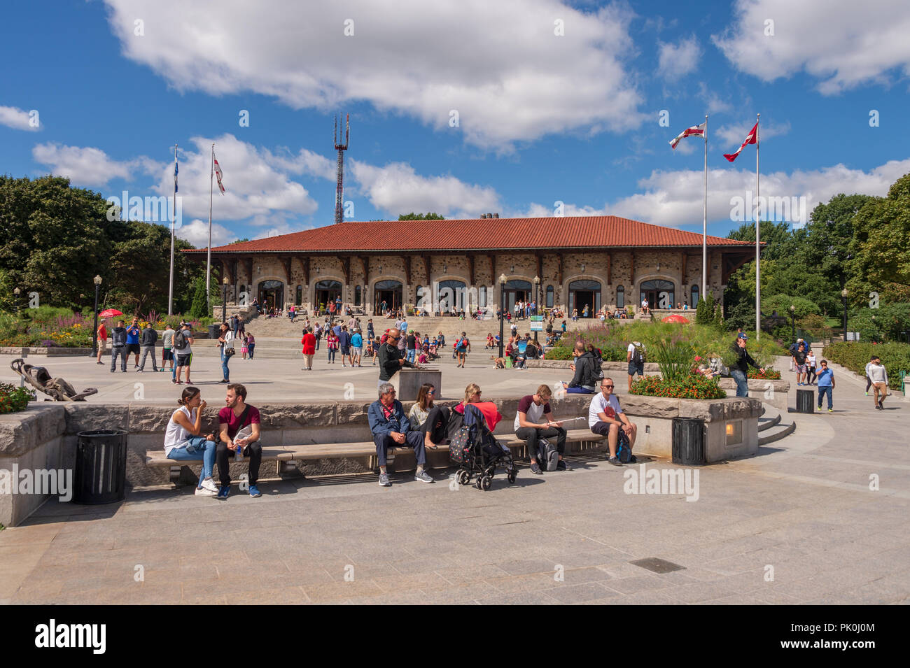 Montreal, CA - 8 Settembre 2018: il turista a godere di una calda giornata estiva al Belvedere Kondiaronk di fronte allo Chalet du Mont Royal. Foto Stock