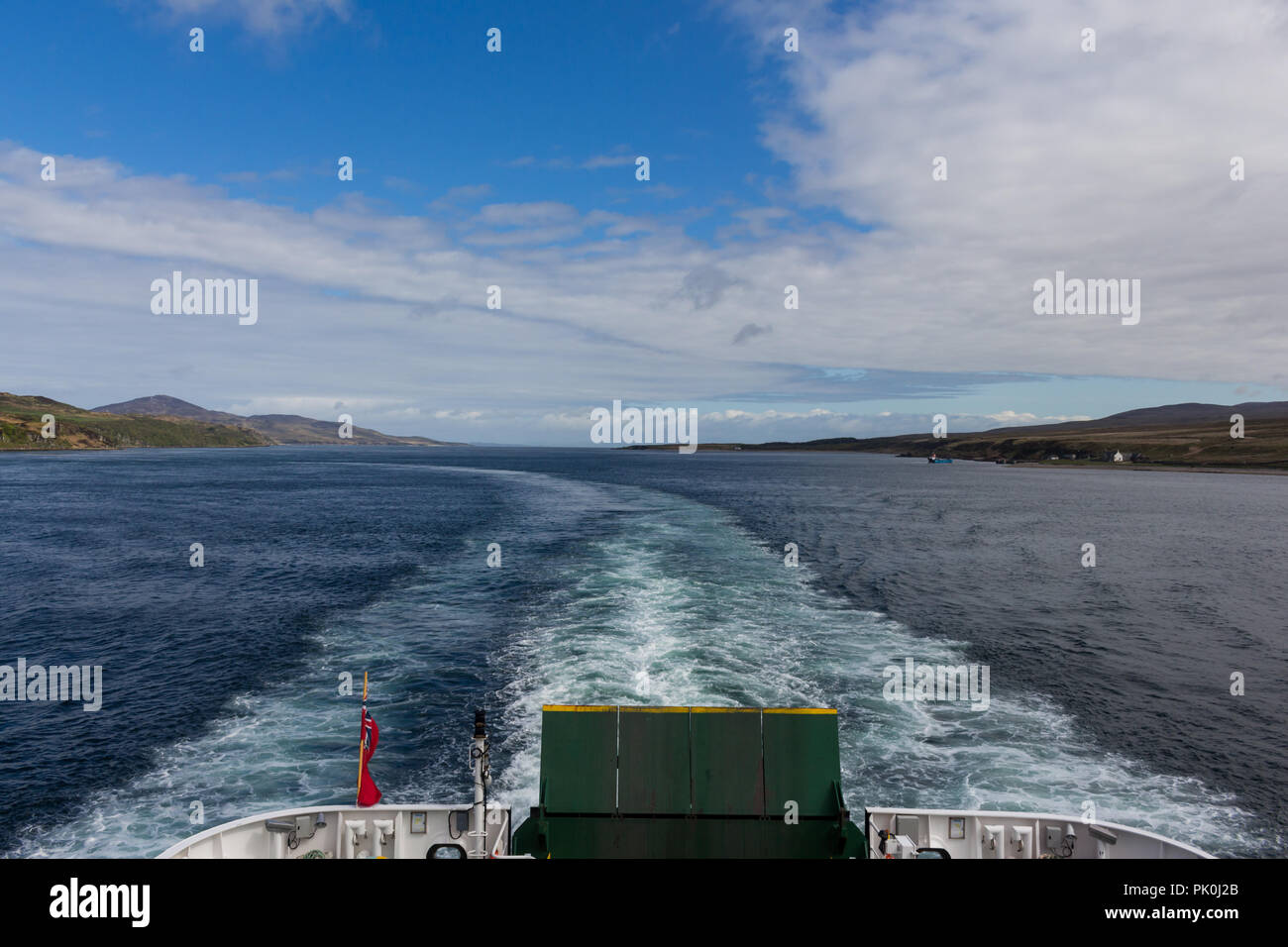 Scia di un viaggio in barca attraverso il mare tra le isole scozzesi. Foto Stock