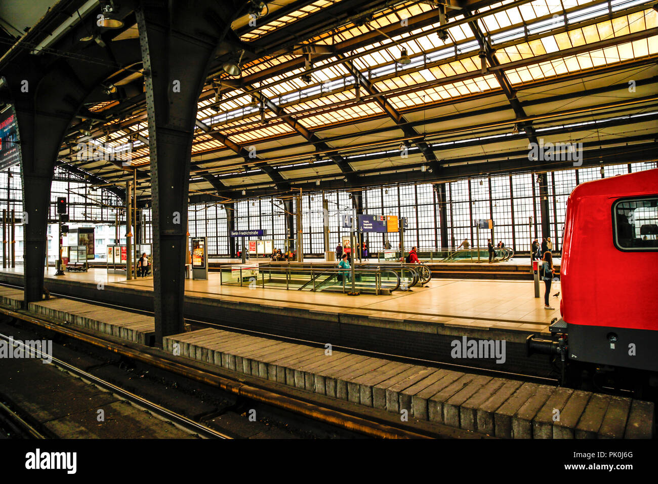 La gente in attesa presso la stazione Hackescher Markt della stazione per un treno S-Bahn in Berlino, Germania Foto Stock