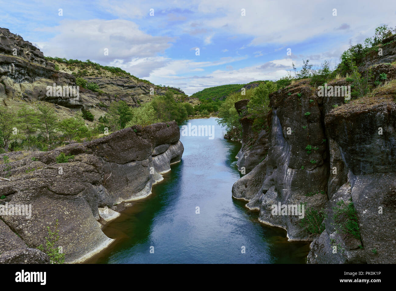 Fiume Venetikos con impressionanti formazioni rocciose in primavera. Foto Stock