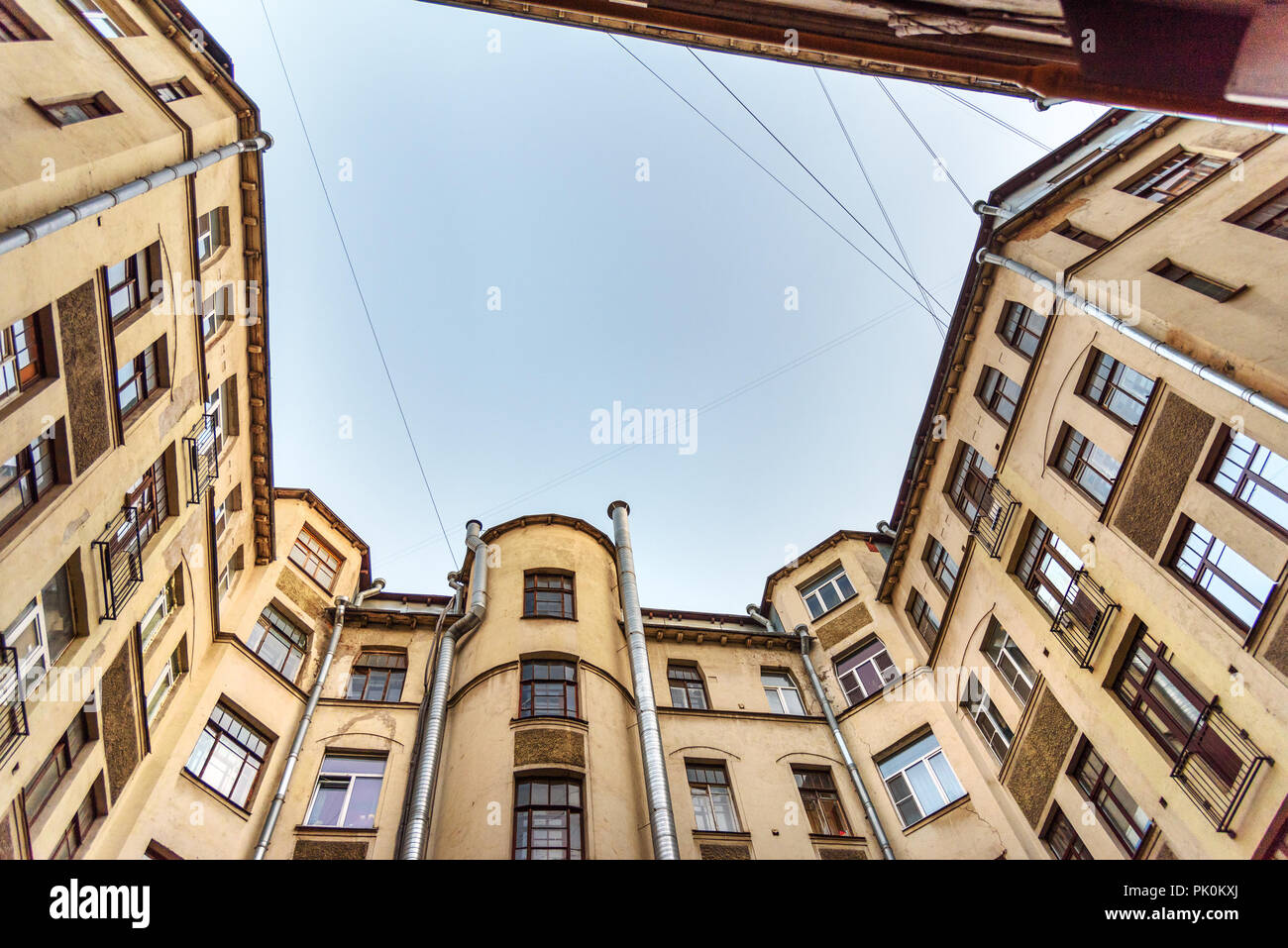 Courtyard-e. La vista dal basso verso l'alto a San Pietroburgo, Russia Foto Stock